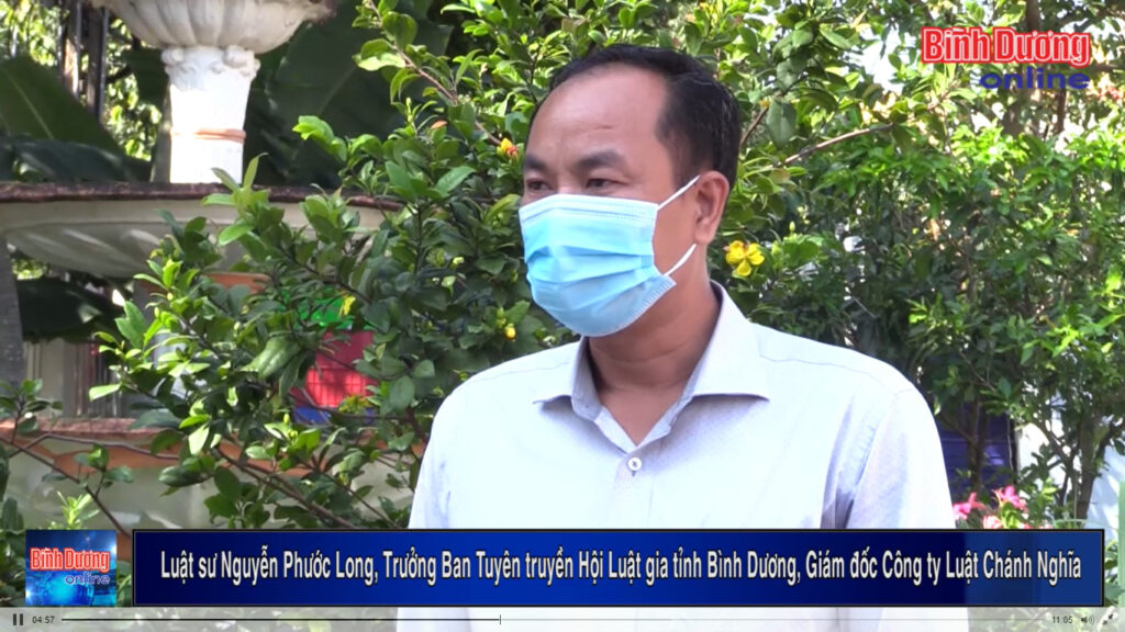 Đại diện Công ty Luật TNHH MTV Chánh Nghĩa cộng tác pháp luật cùng báo Bình Dương