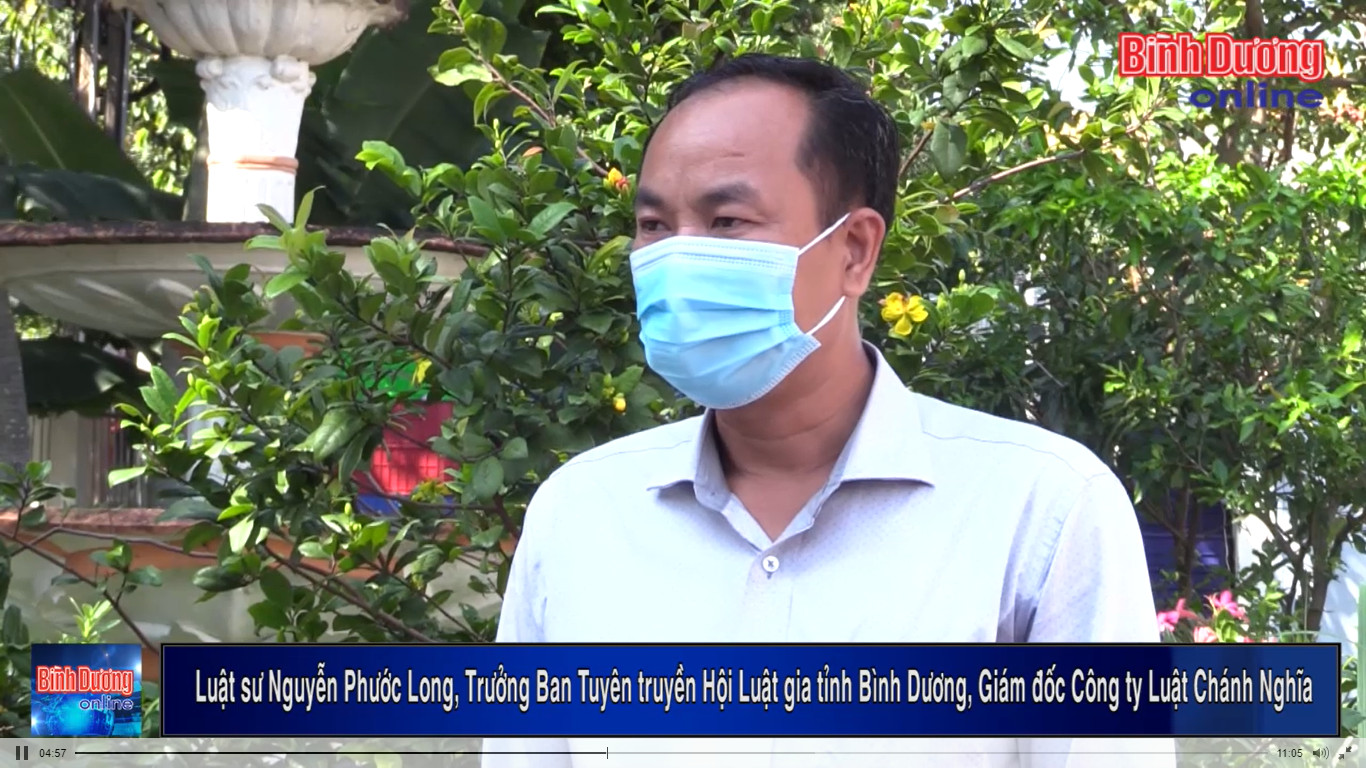 Đại diện Công ty Luật TNHH MTV Chánh Nghĩa cộng tác pháp luật cùng báo Bình Dương