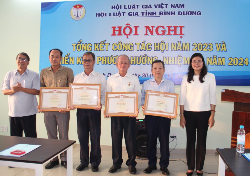 Hội Luật gia tỉnh Bình Dương trao tặng bằng khen cho Giám đốc Công ty Luật Chánh Nghĩa