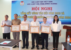 Hội Luật gia tỉnh Bình Dương trao tặng bằng khen cho Giám đốc Công ty Luật Chánh Nghĩa